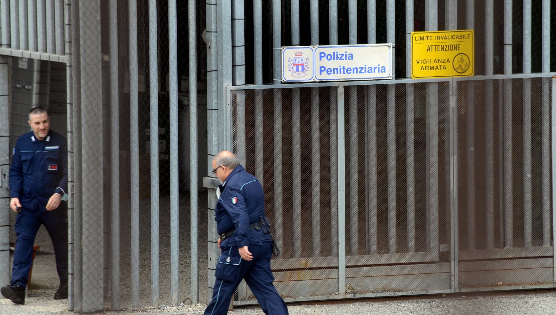 Cospito, anche a Milano distributori sigarette hackerati "Fuori