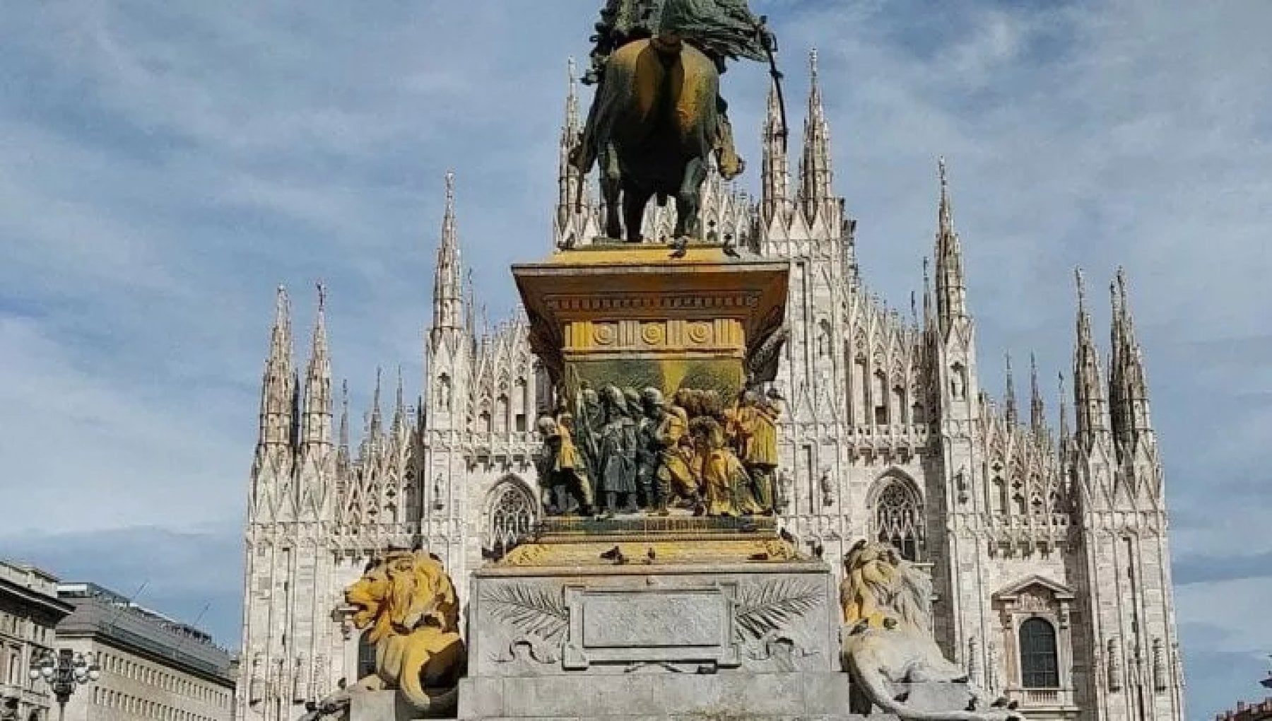 Milano Monumento Imbrattato Da Ultima Generazione In Piazza Duomo 
