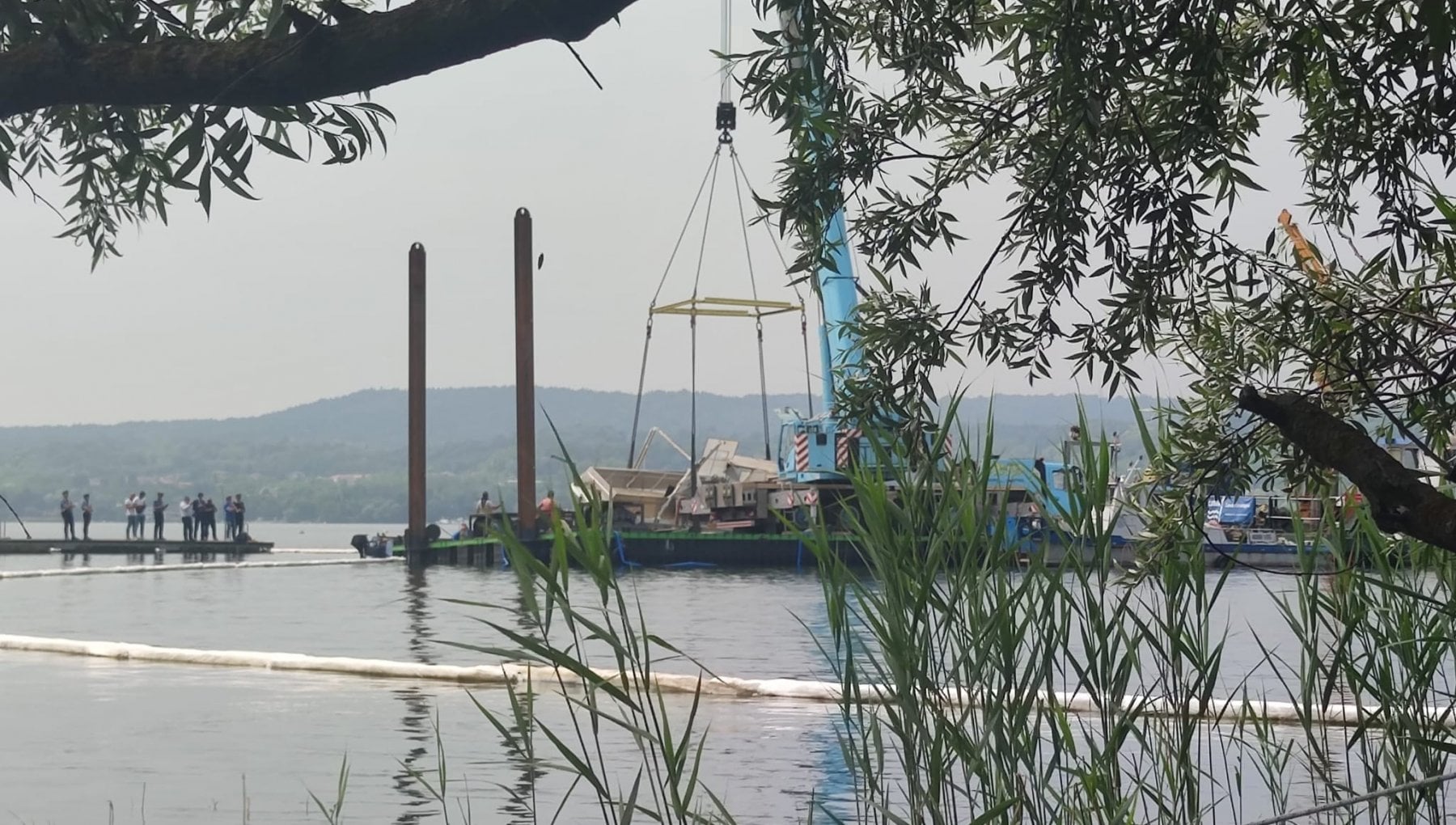 Barca affondata nel lago Maggiore, ripartite le operazioni di recupero ...