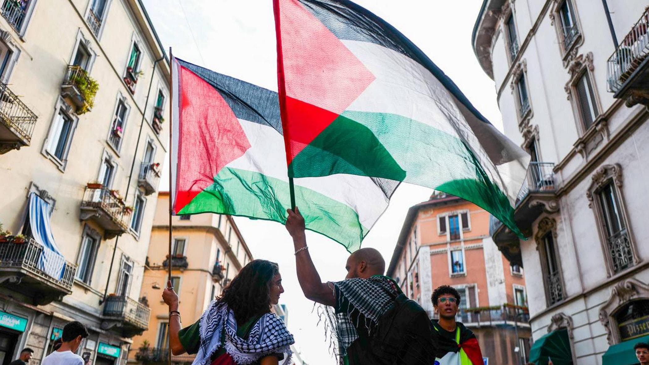 Cori contro gli ebrei al corteo di Milano, arriva la condanna di imam e