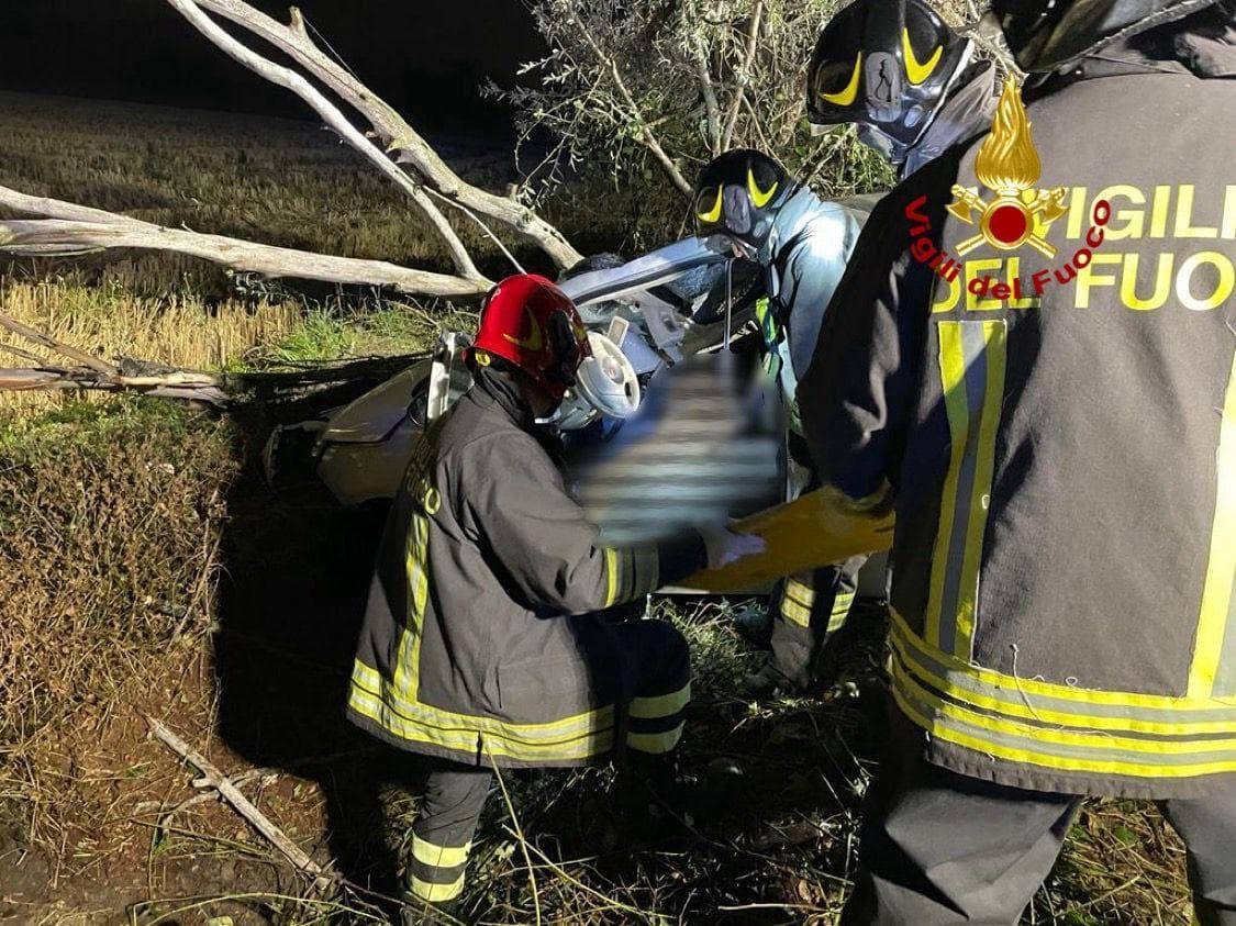 Sbanda in auto e si schianta contro un albero: morta una donna di 46 ...
