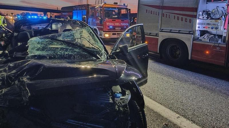 Auto tampona un camion sulla A4: morto un 20enne che era al posto del ...