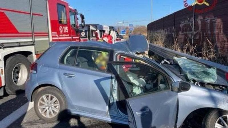 Scontro frontale tra auto e camion sulla statale in provincia di ...