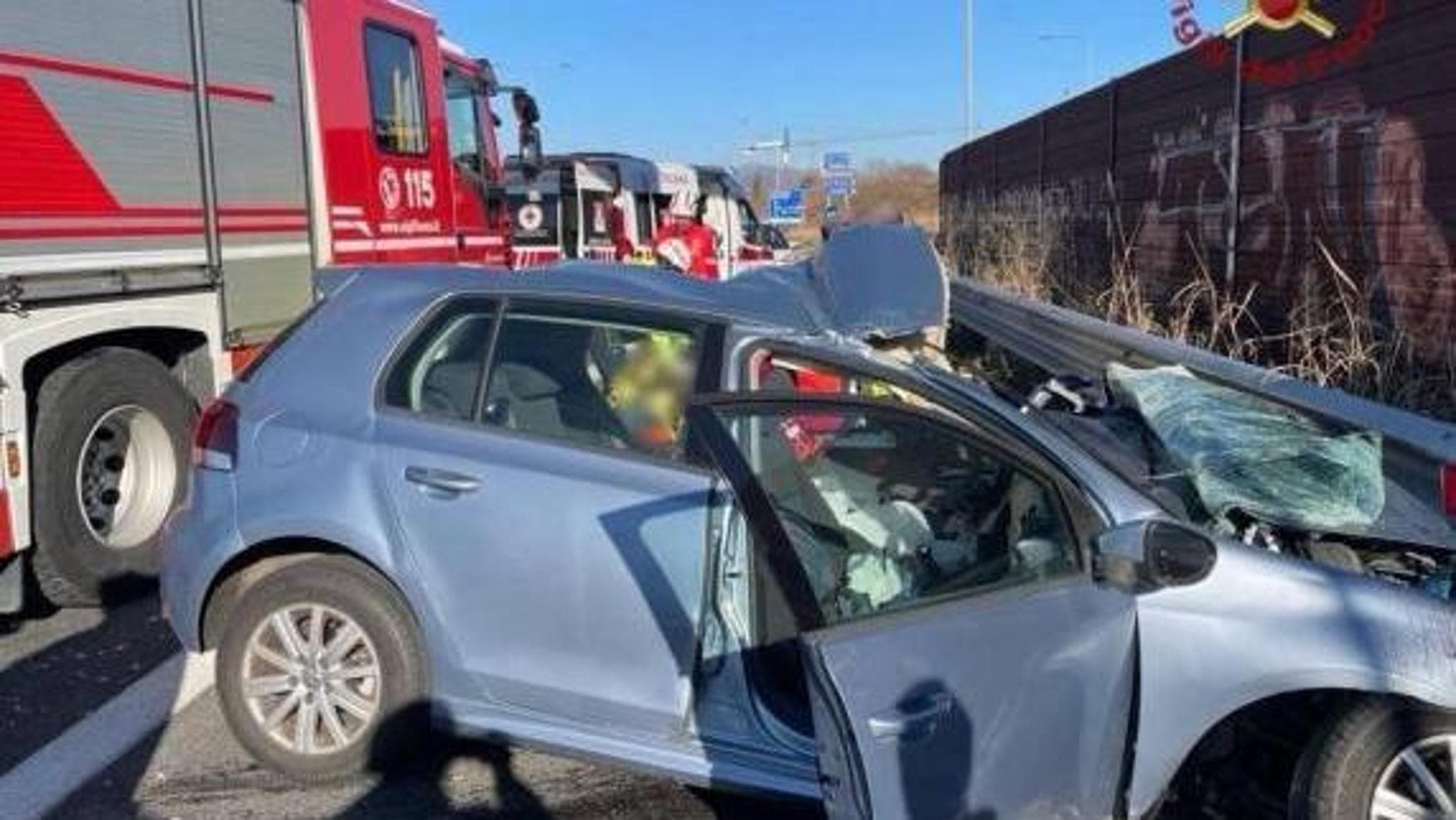 Scontro frontale tra auto e camion sulla statale in provincia di ...
