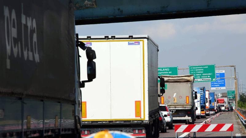 Lodi, furgone tampona due tir fermi per incidente sulla A1: morto un ...
