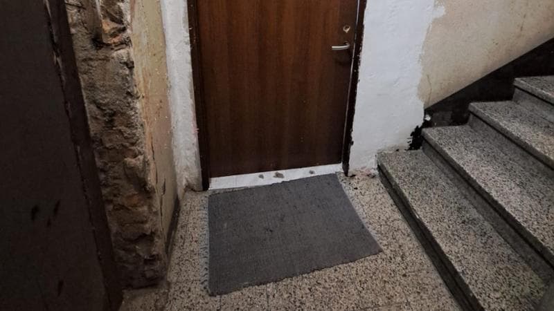 Neonato abbandonato trovato a Milano davanti alla porta di un palazzo ...