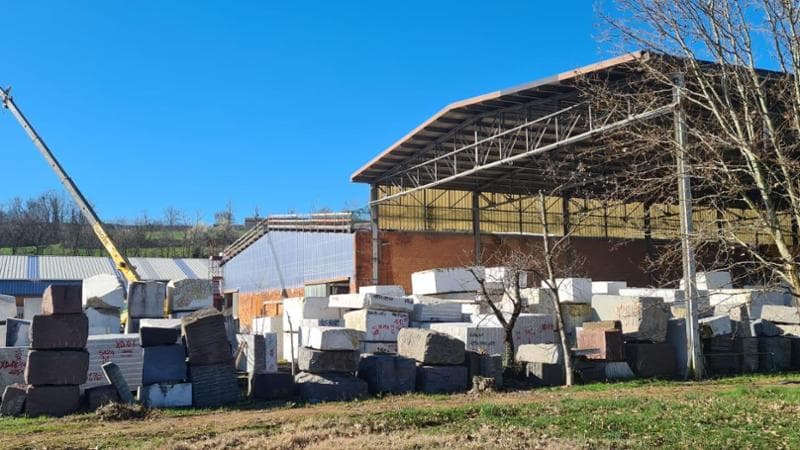 L’operaio Andi Rexhepi precipita per dieci metri dal tetto di un ...