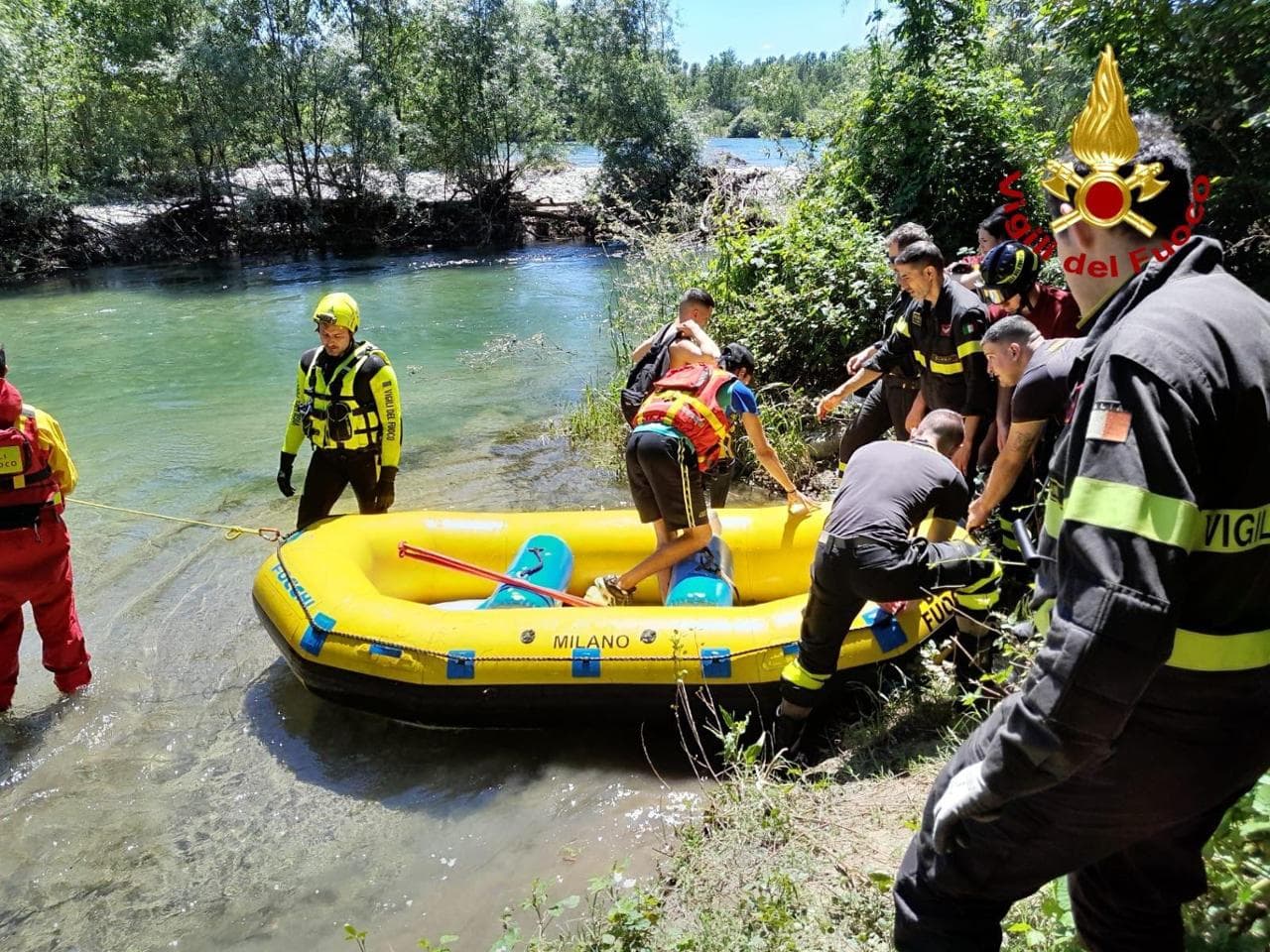 Quattro ragazzi restano bloccati su un isolotto nel Ticino a Cuggiono ...