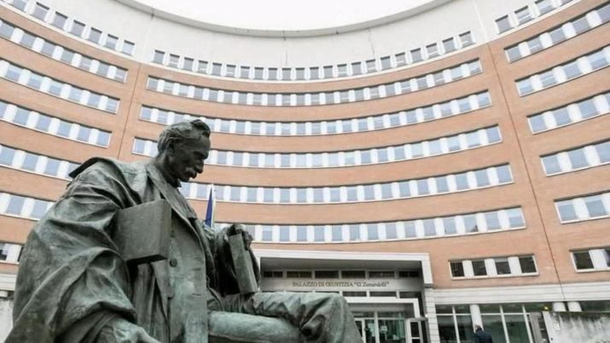 Ricattano il prete con video hot e gli sottraggono 170 mila euro: il