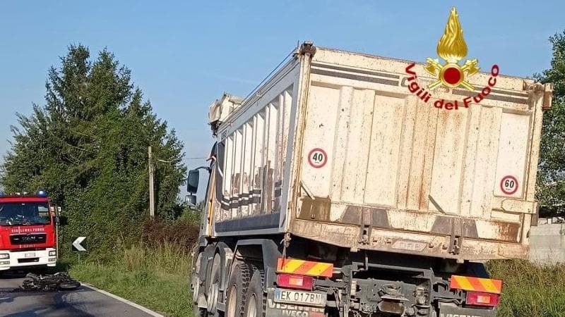 Scontro tra un camion e una moto a Lainate: morto l’uomo sulla due ...