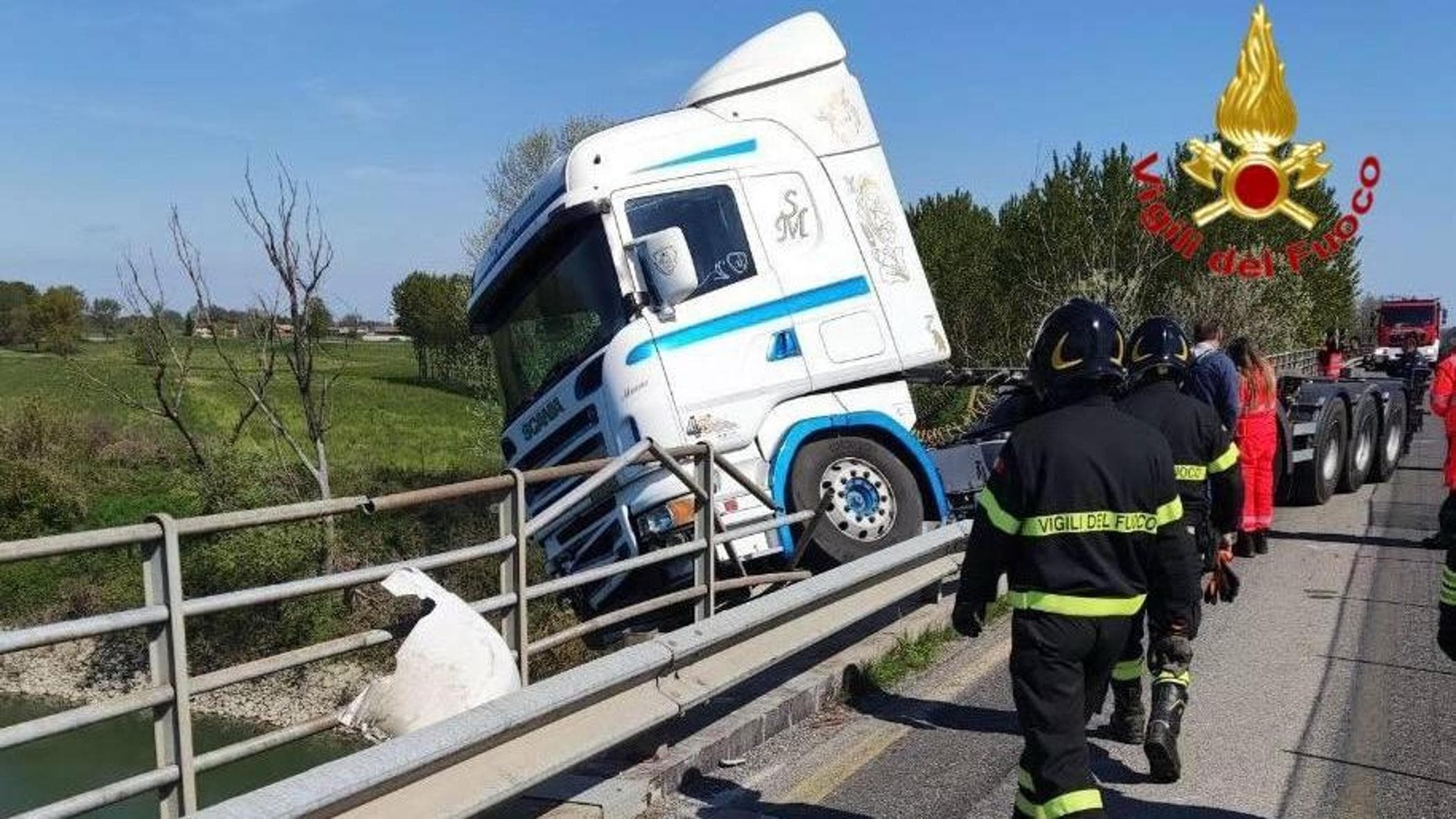 Camion sfonda il guard rail e rischia di finire nel Po: resta in bilico ...