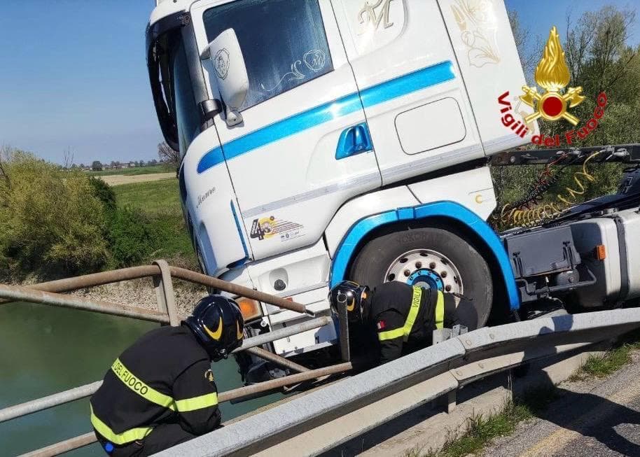 Camion sfonda il guard rail e rischia di finire nel Po: resta in bilico ...