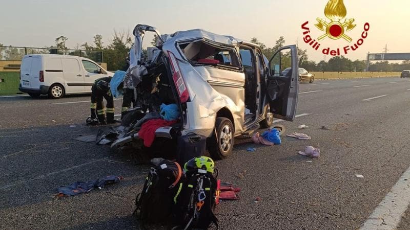 Scontro tra un’auto e un camion sulla A4 Milano-Venezia: cinque feriti ...