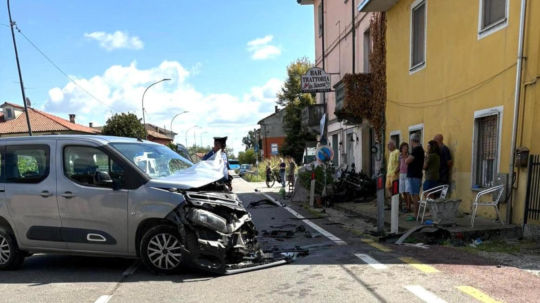 Pavia, si schianta con la moto contro un furgone: morta la donna di 31 ...