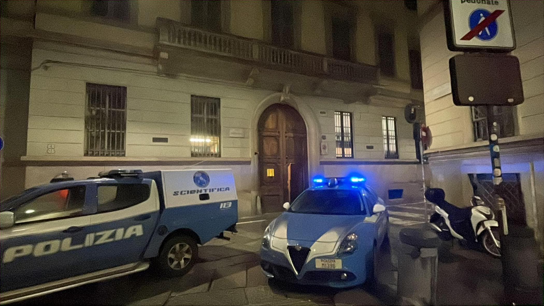 Precipita da un palazzo, trovato morto nel cortile: ipotesi omicidio nel b&b in centro a Milano
