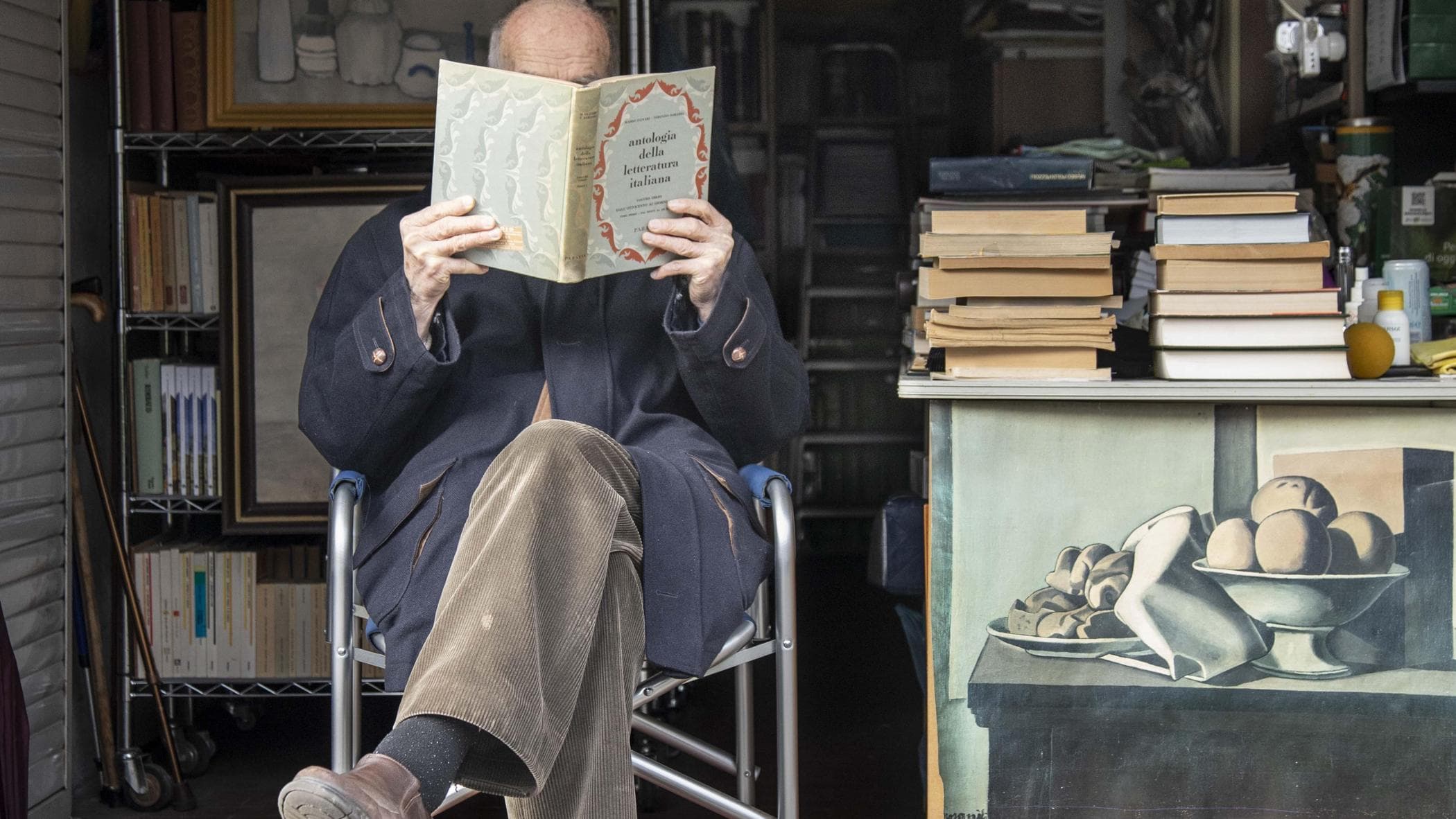 L’ingegnere che ha trasformato il suo box in biblioteca: “Mia moglie non voleva i libri in casa”