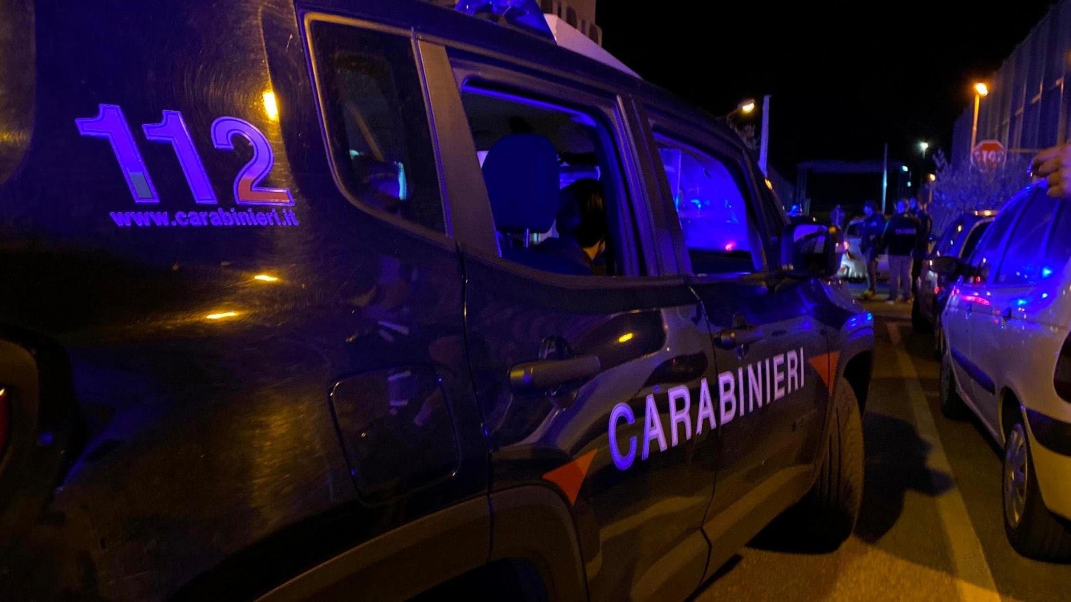 Ventenne scappa in strada con un labbro spaccato e fa arrestare il fidanzato: “Mi ha violentato”