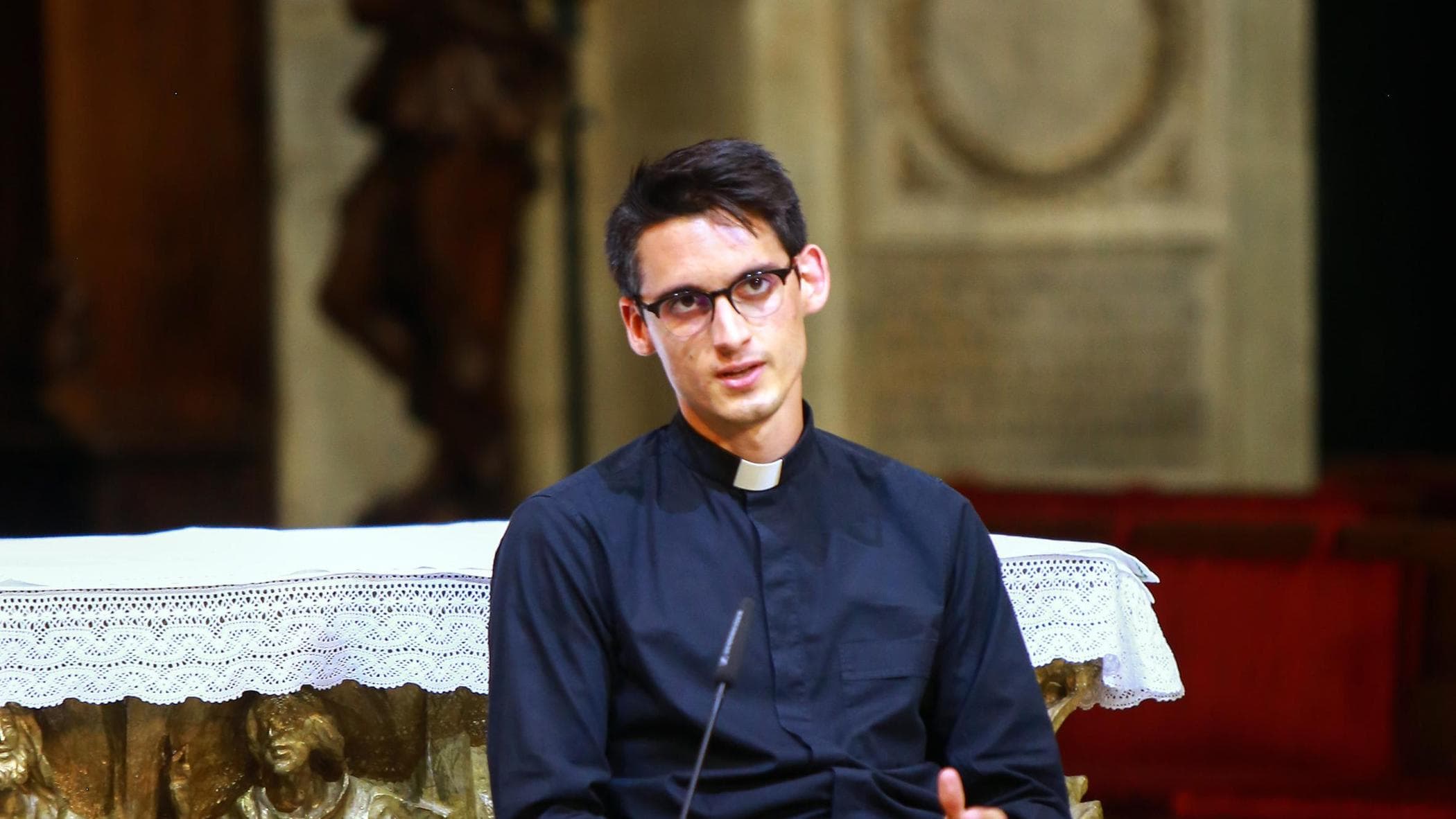 La scelta di don Rava divide i cattolici sui social: "Influencer che ha provato a fare il prete"