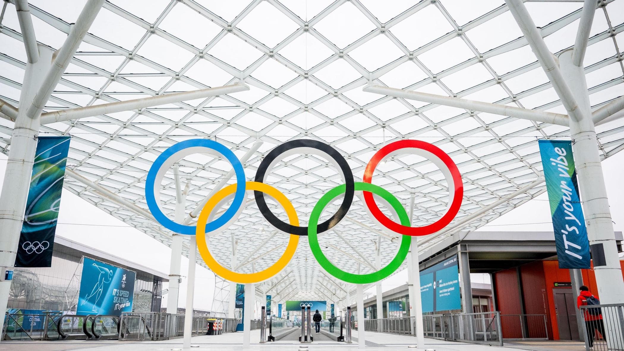 Cerimonia Olimpica, ancora 10mila posti vuoti: l’offerta “paghi uno e compri due” per riempire