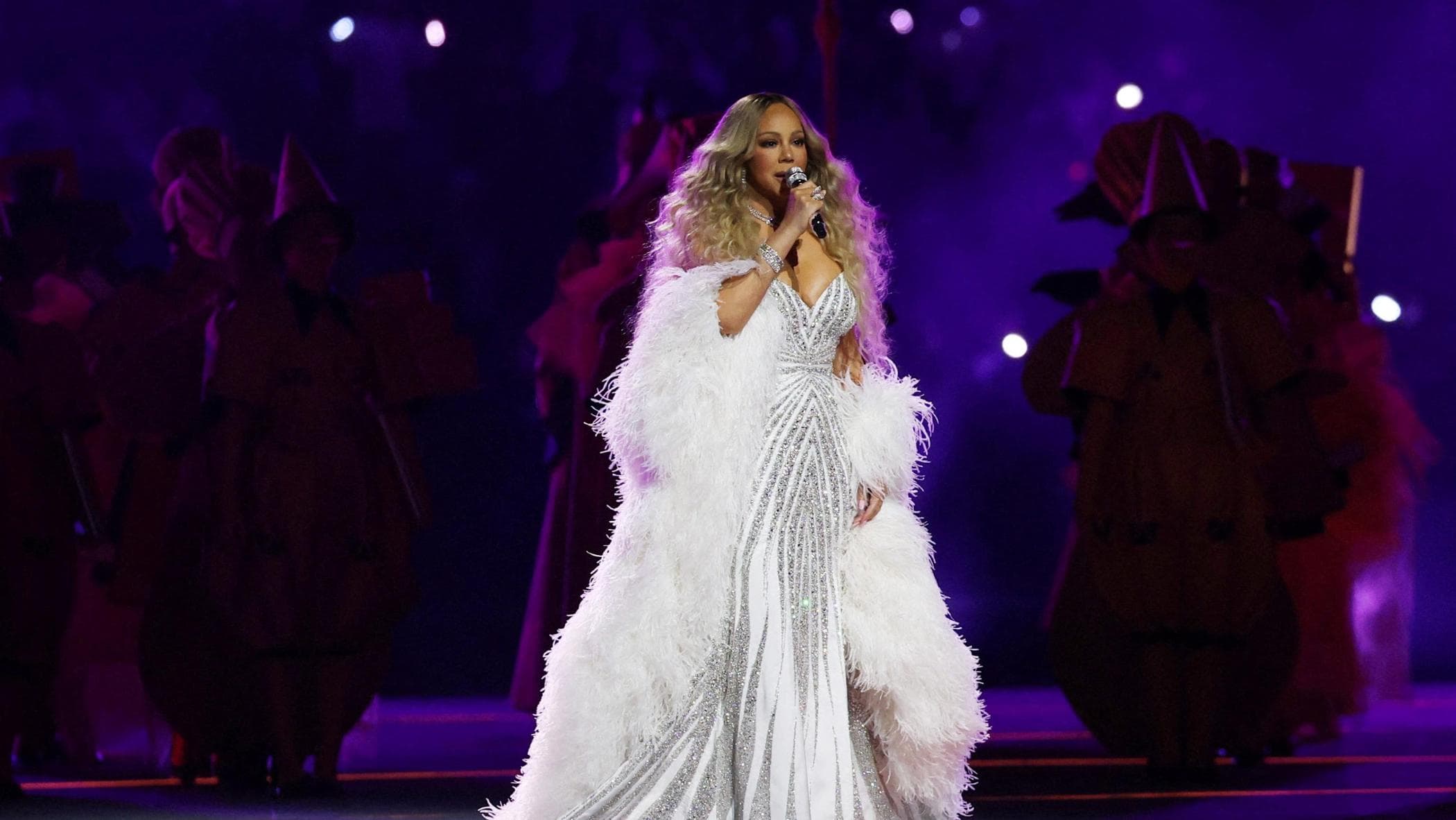 L’ironia sul gobbo di Mariah Carey: sui social i versi di “Nel blu dipinto nel blu” diventano meme