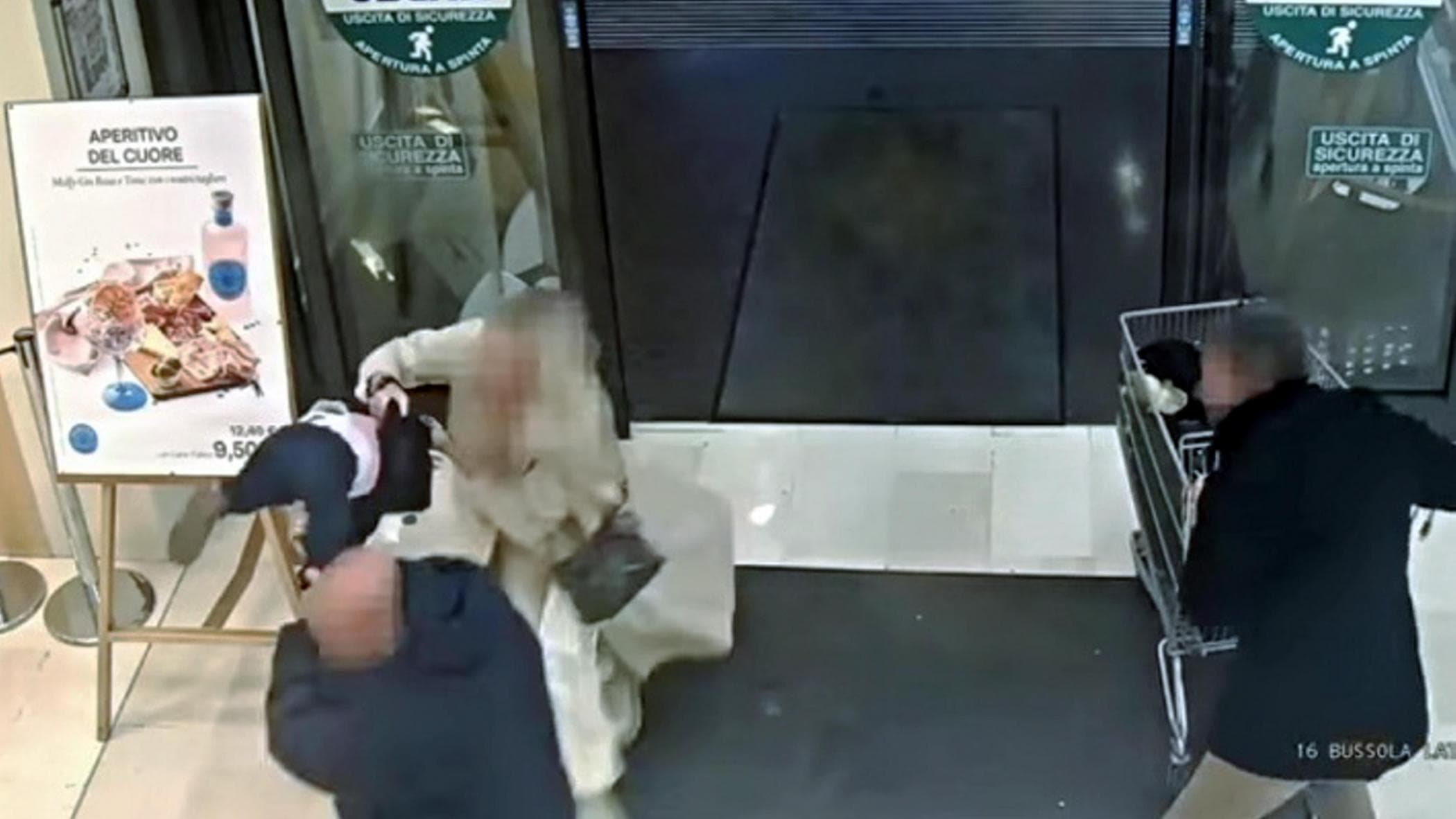 Bergamo, i genitori della bambina afferrata da uno sconosciuto: “Tanta paura, agito d’istinto”