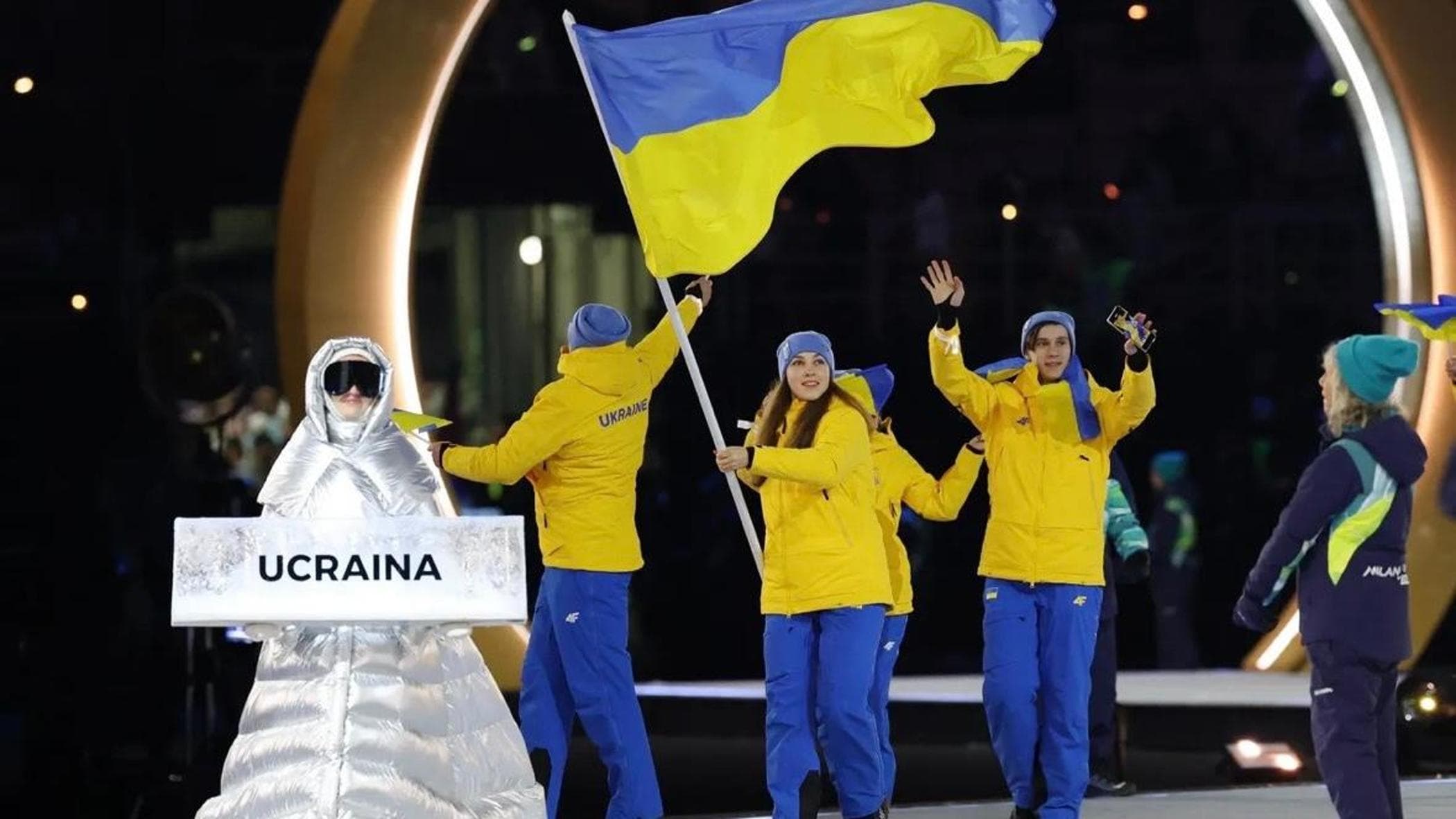 Anastasia Kucherova, chi è la donna russa che ha portato il cartello dell’Ucraina alla cerimonia