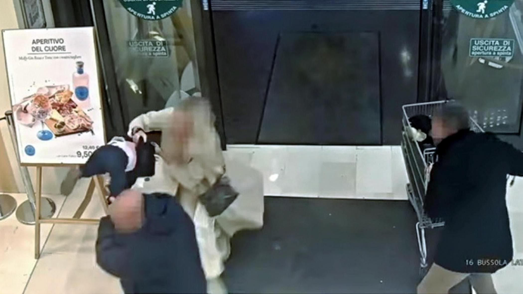 Tentato rapimento all'Esselunga, l'uomo arrestato: “Non ho capito se fosse una bambina o un peluche”