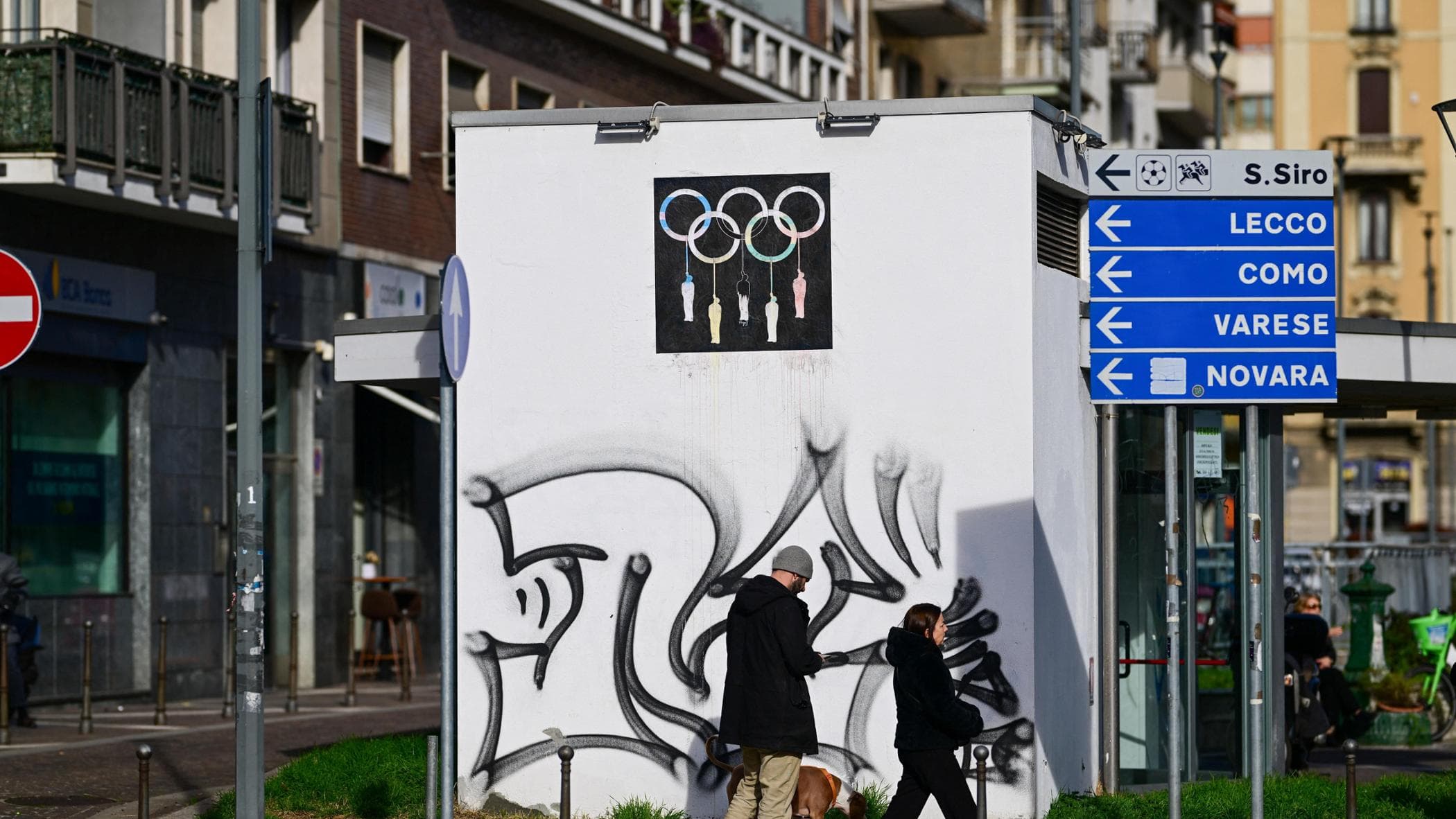 In piazzale Loreto un murale con cinque impiccati ai cerchi olimpici: la provocazione di street art
