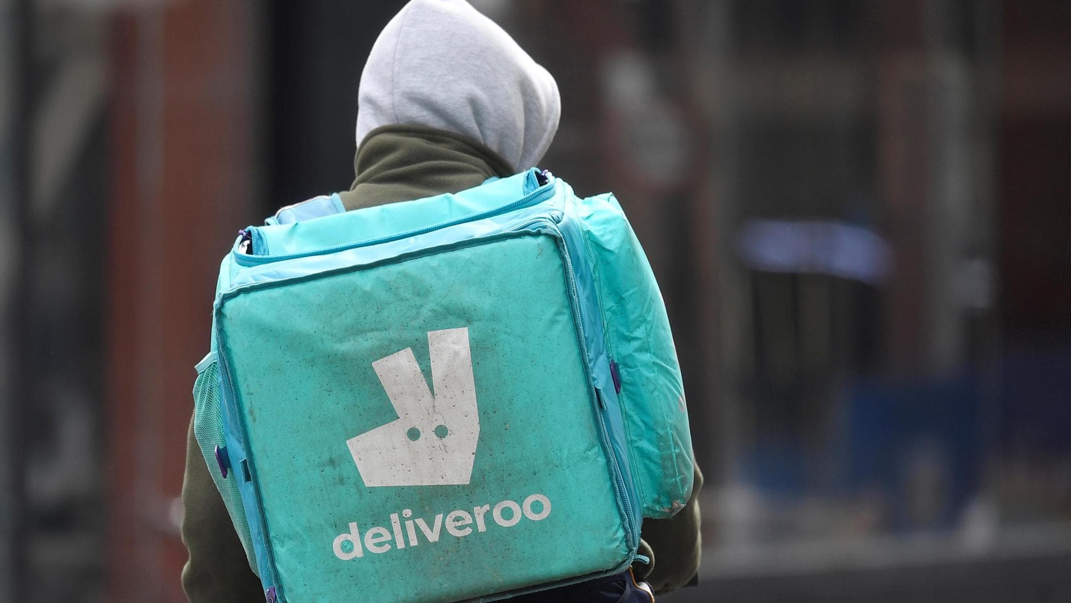 Caporalato, controllo giudiziario per Deliveroo: 20 mila rider con redditi sotto soglia di povertà