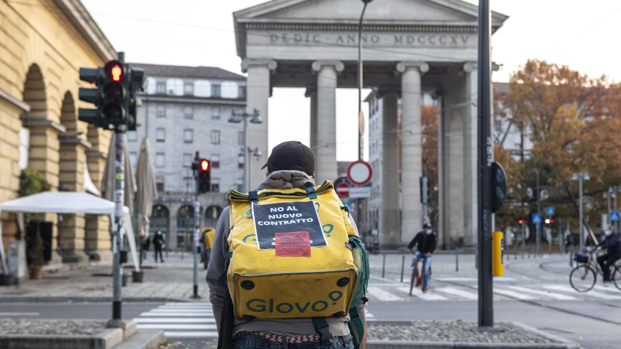 Caporalato, l’inchiesta sui rider arriva anche a McDonald’s, Burger King e Esselunga