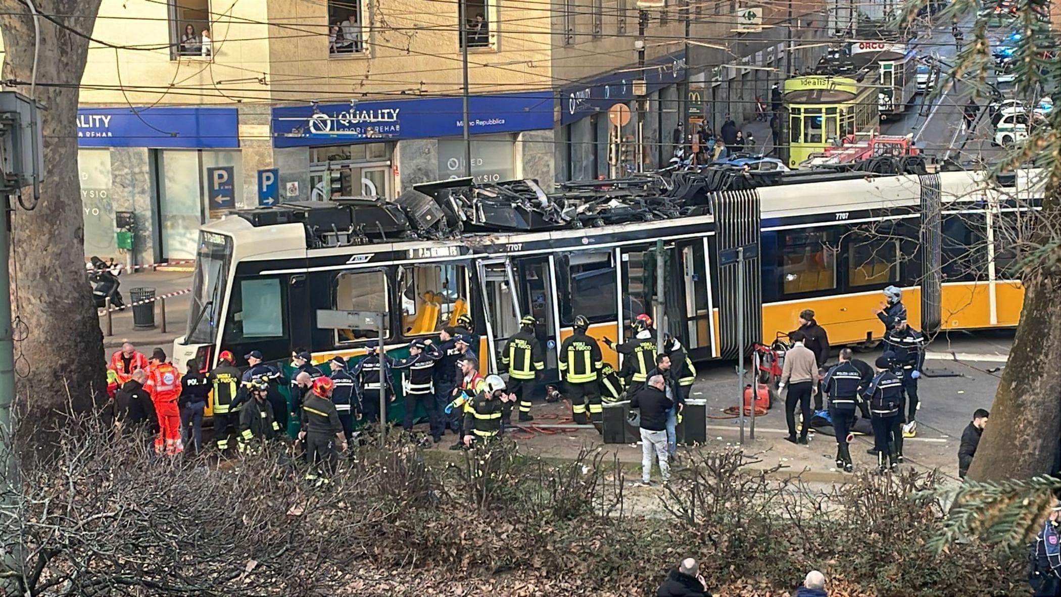 Deraglia tram della linea 9, un morto e due feriti gravi: “E’ stato come un terremoto”