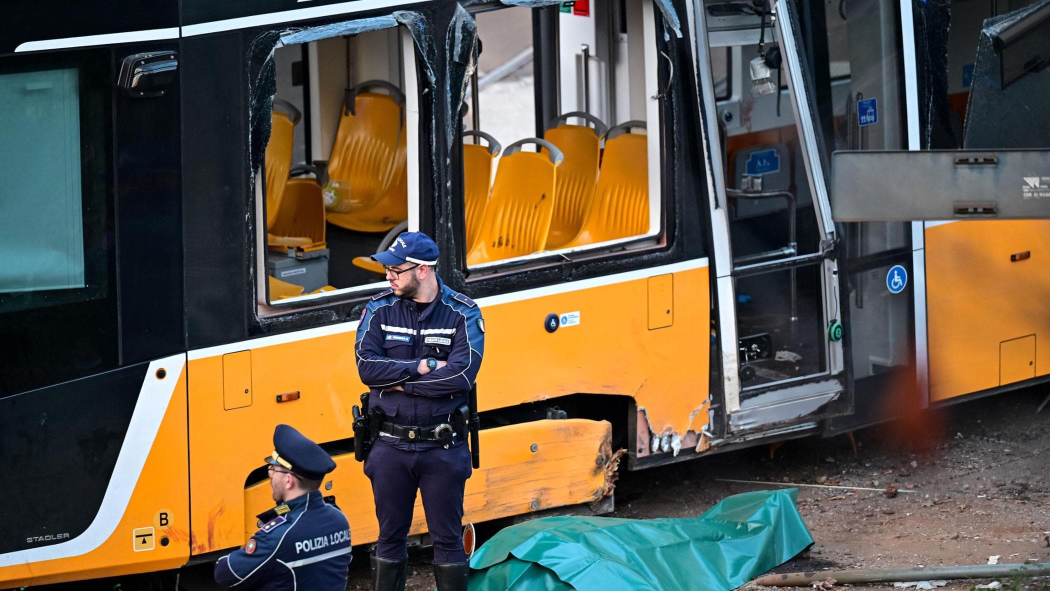 Milano, morte sul tram: due vittime e 54 feriti. “Come un terremoto”