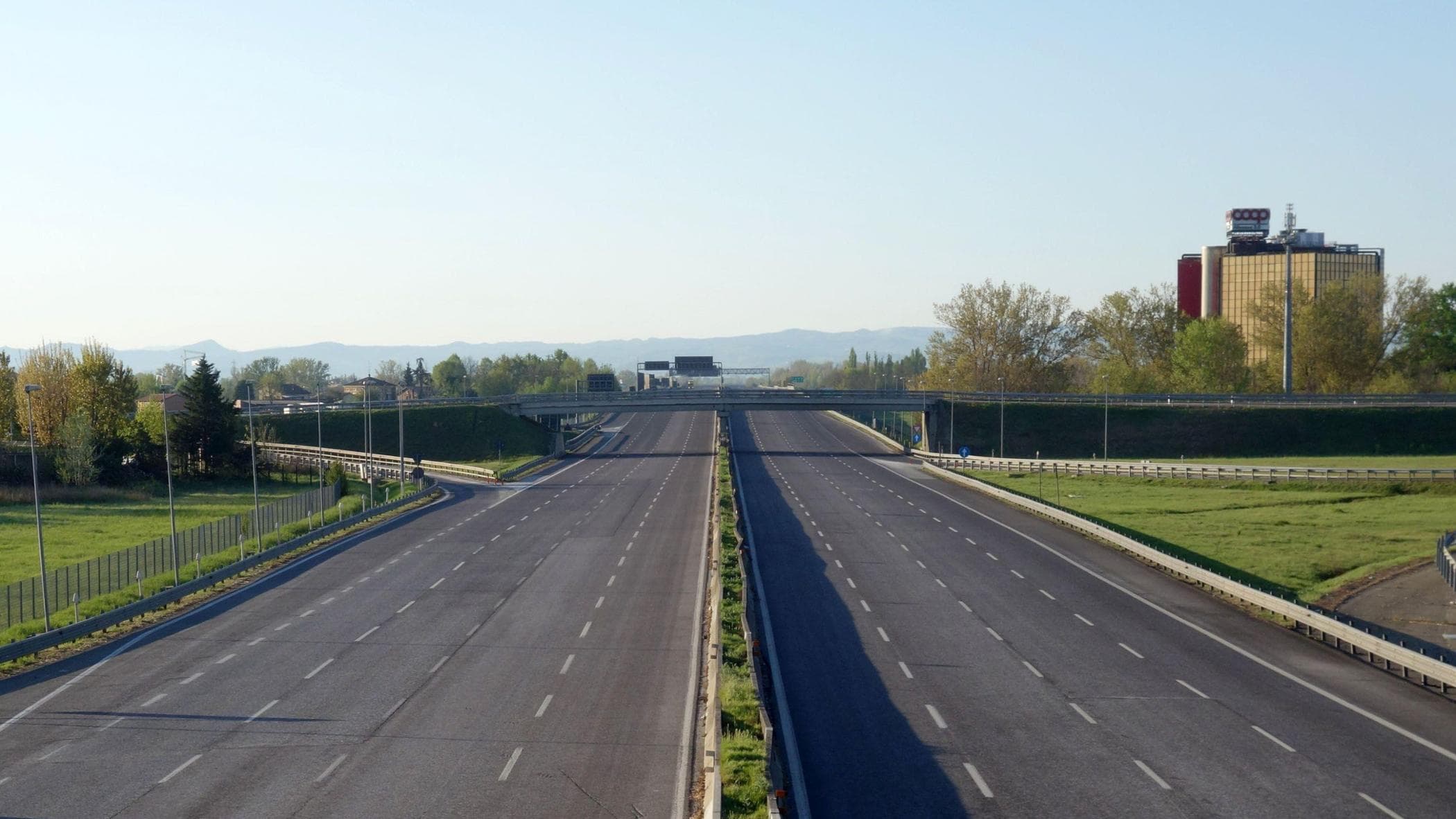 Travolto da un’auto guidata da un novantenne: muore operaio di 25 anni al lavoro in strada