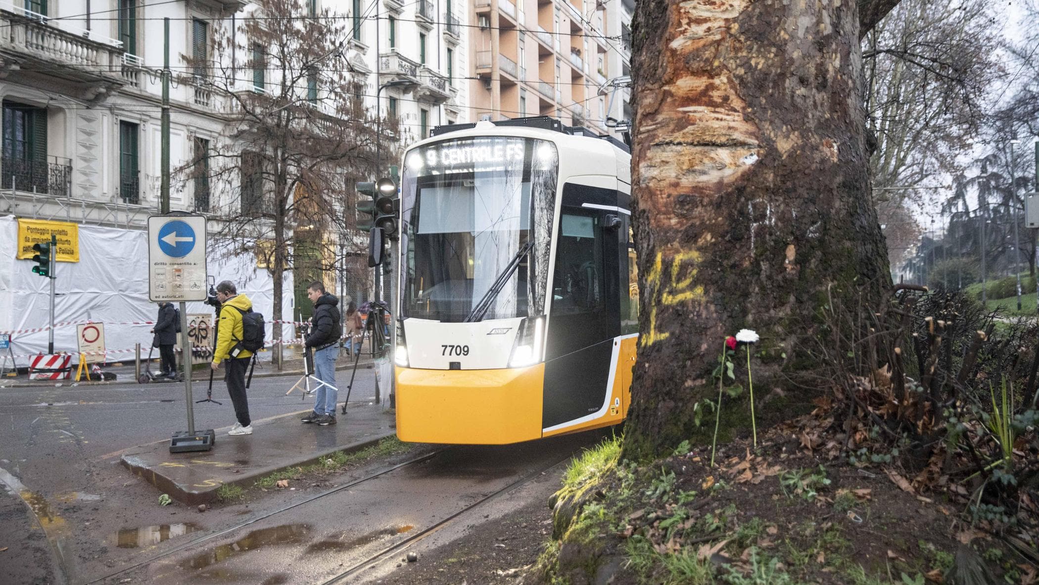 Tram deragliato, sequestrate le scarpe del conducente: la versione del malore per una botta presa