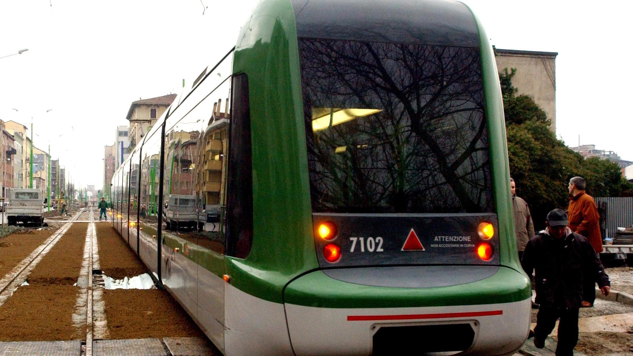 Tram deraglia vicino alla Centrale per un bullone sui binari: il mezzo era vuoto, andava al deposito