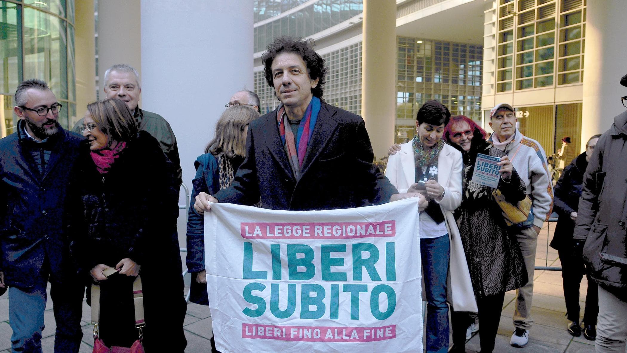 Suicidio assistito, archiviato Marco Cappato per i due casi di malati accompagnati in Svizzera