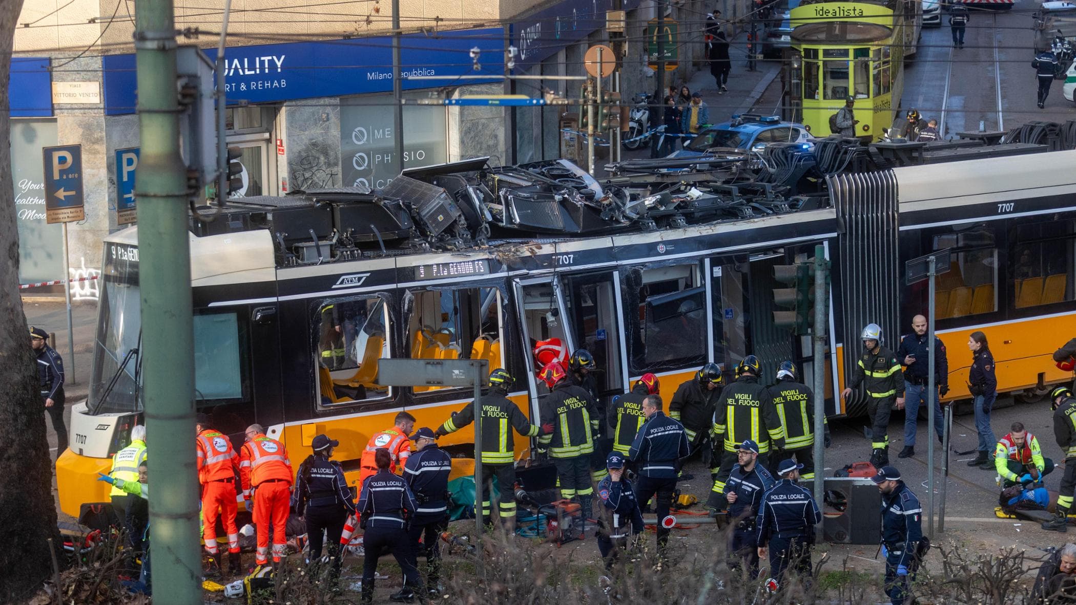 Tram deragliato a Milano, l’autista non risponde ai pm. L’avvocato: “Non stava usando il cellulare”