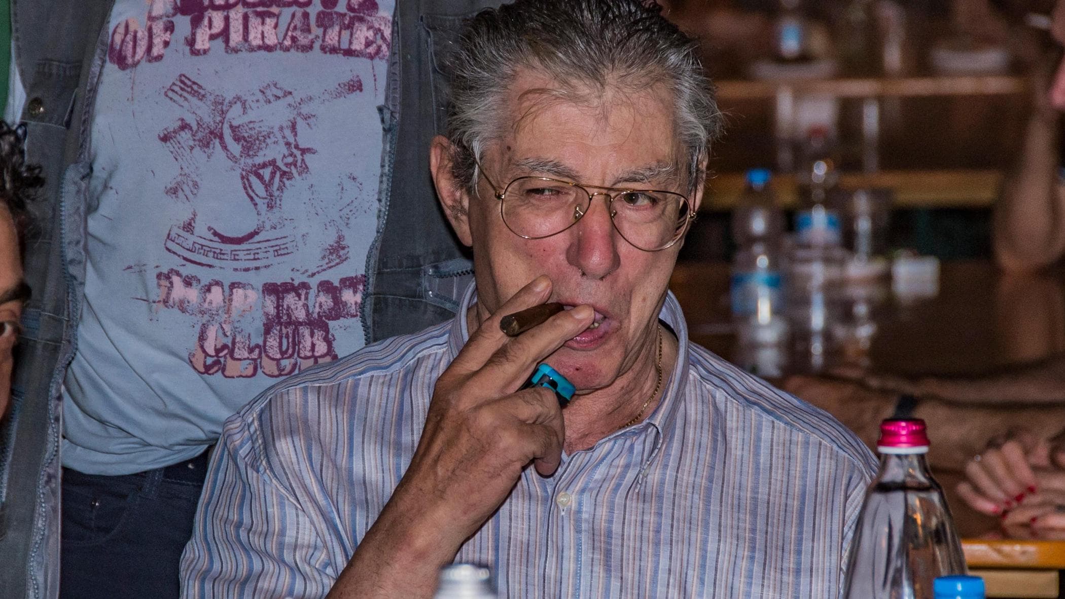 Addio a Umberto Bossi, quando diceva: “Io Garibaldi me lo fumo”. E arrivava a 40 sigari per notte