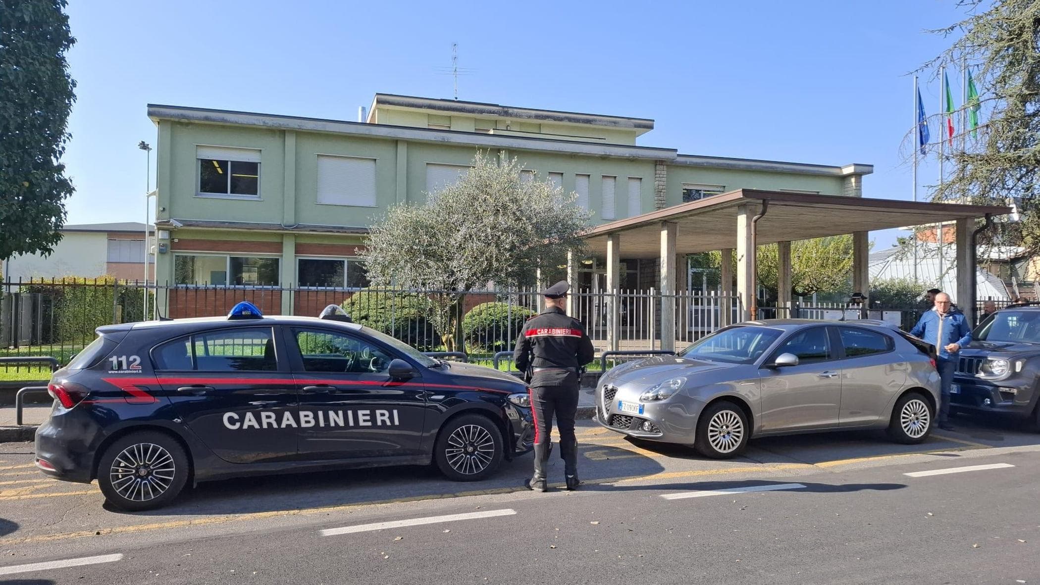 Trescore Balneario, insegnante accoltellata da studente davanti alla scuola: è grave