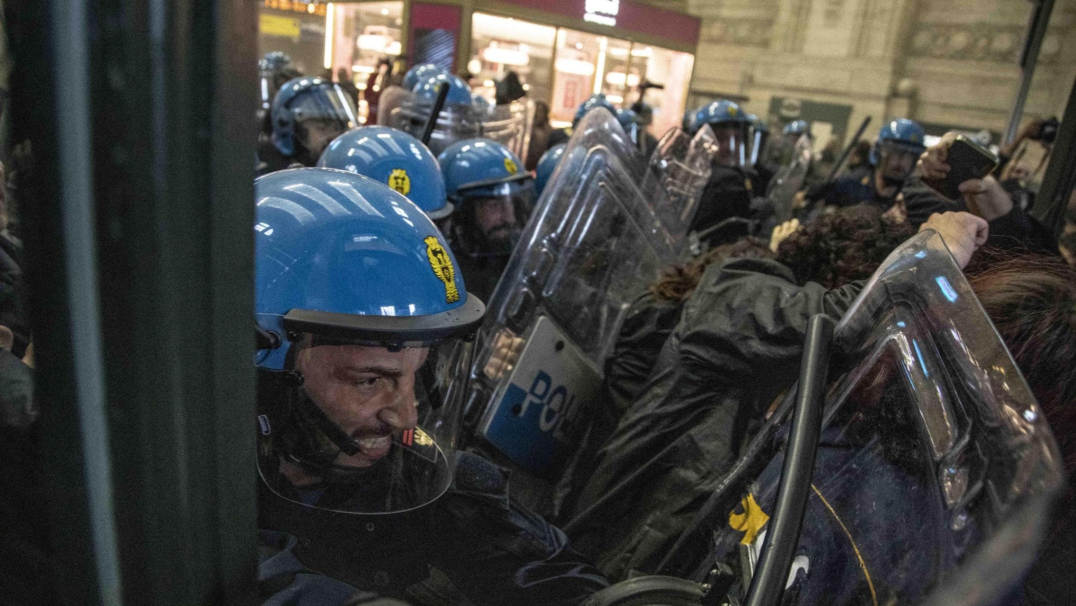 Scontri in Centrale, altre otto misure di custodia. La gip: “No ai domiciliari, devono studiare”
