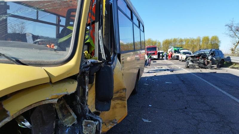 Frontale tra scuolabus e auto nel Pavese: feriti anche alcuni bambini ...