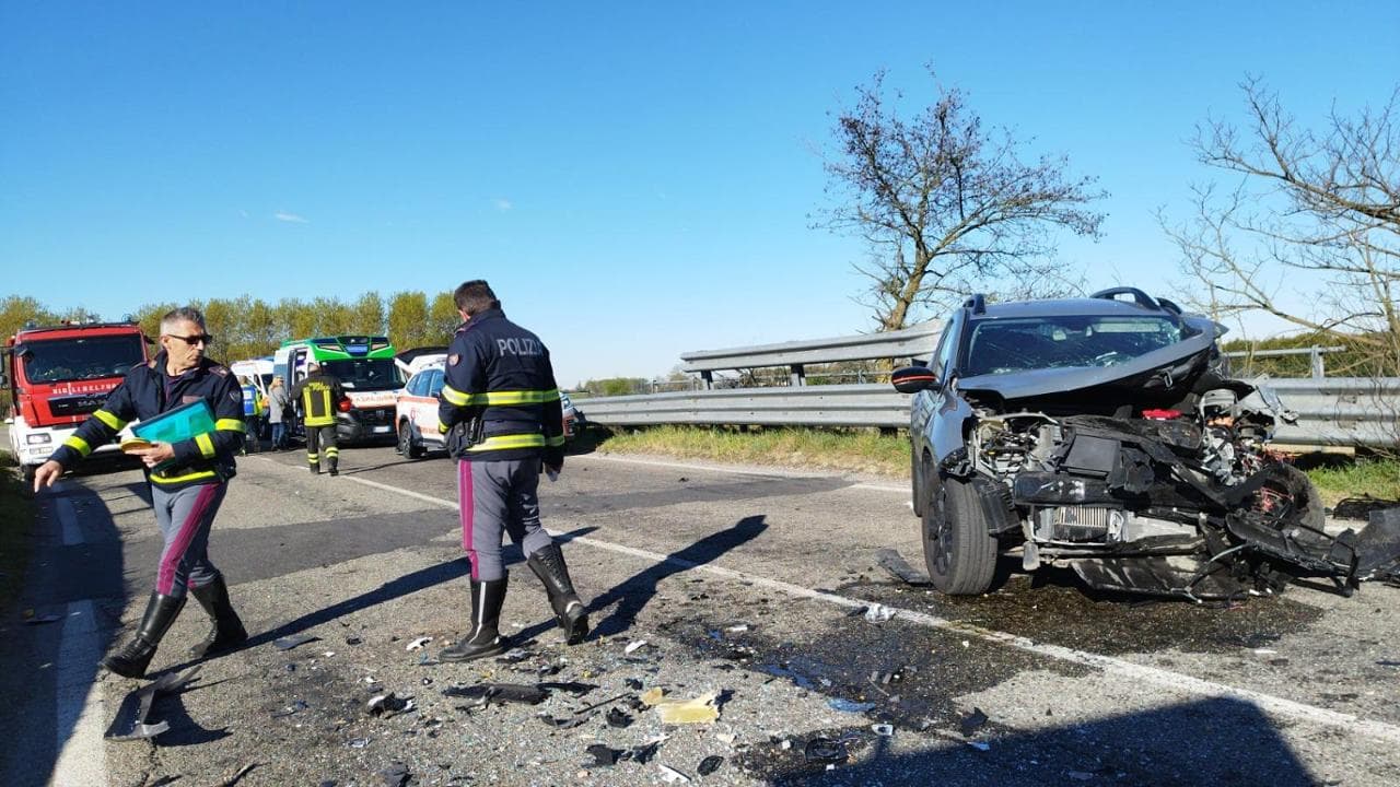 Frontale tra scuolabus e auto nel Pavese: feriti anche alcuni bambini ...