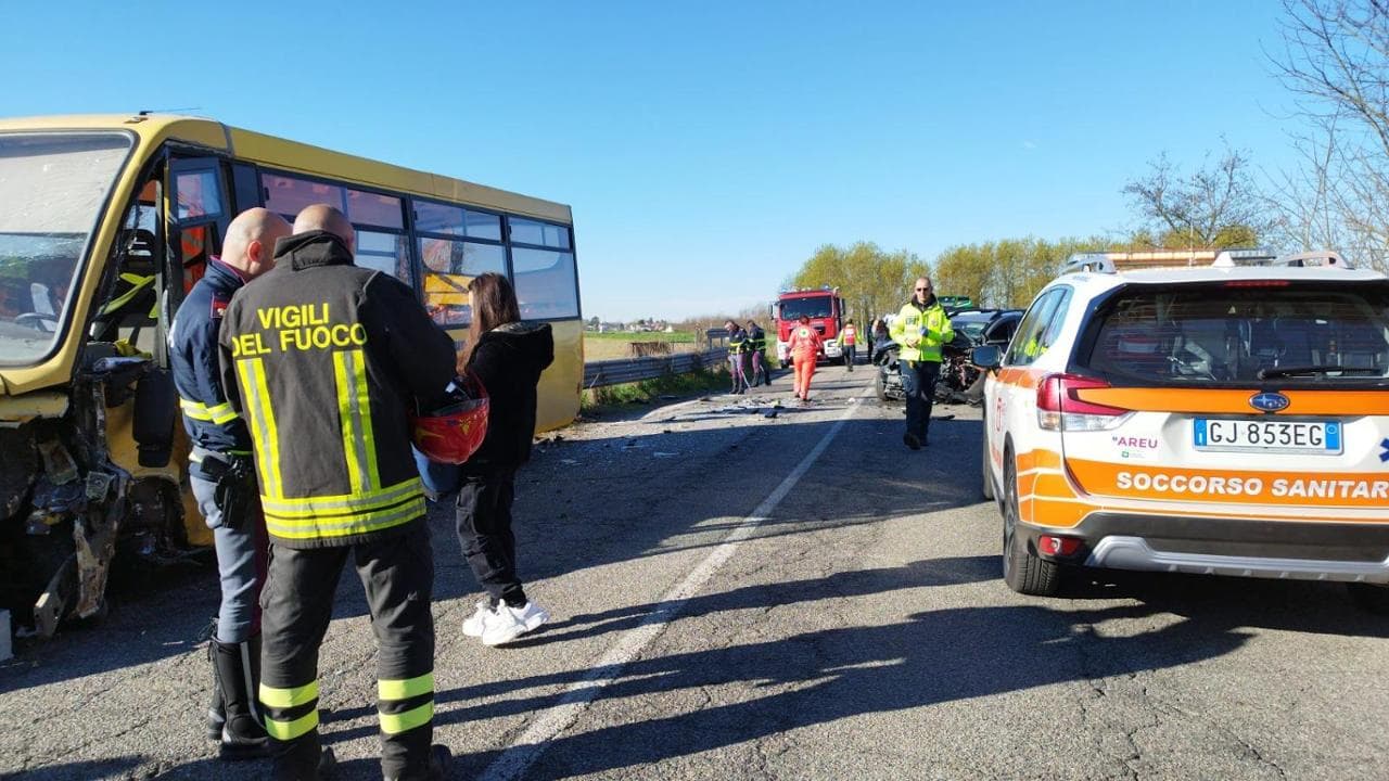 Frontale tra scuolabus e auto nel Pavese: feriti anche alcuni bambini ...