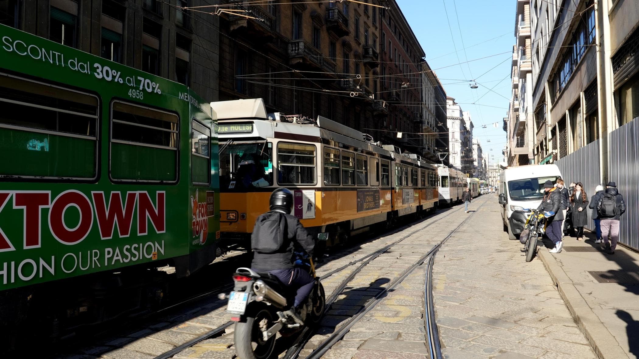 Il tram riparte, una signora resta con il braccio incastrato nelle porte: trascinata per 50 metri