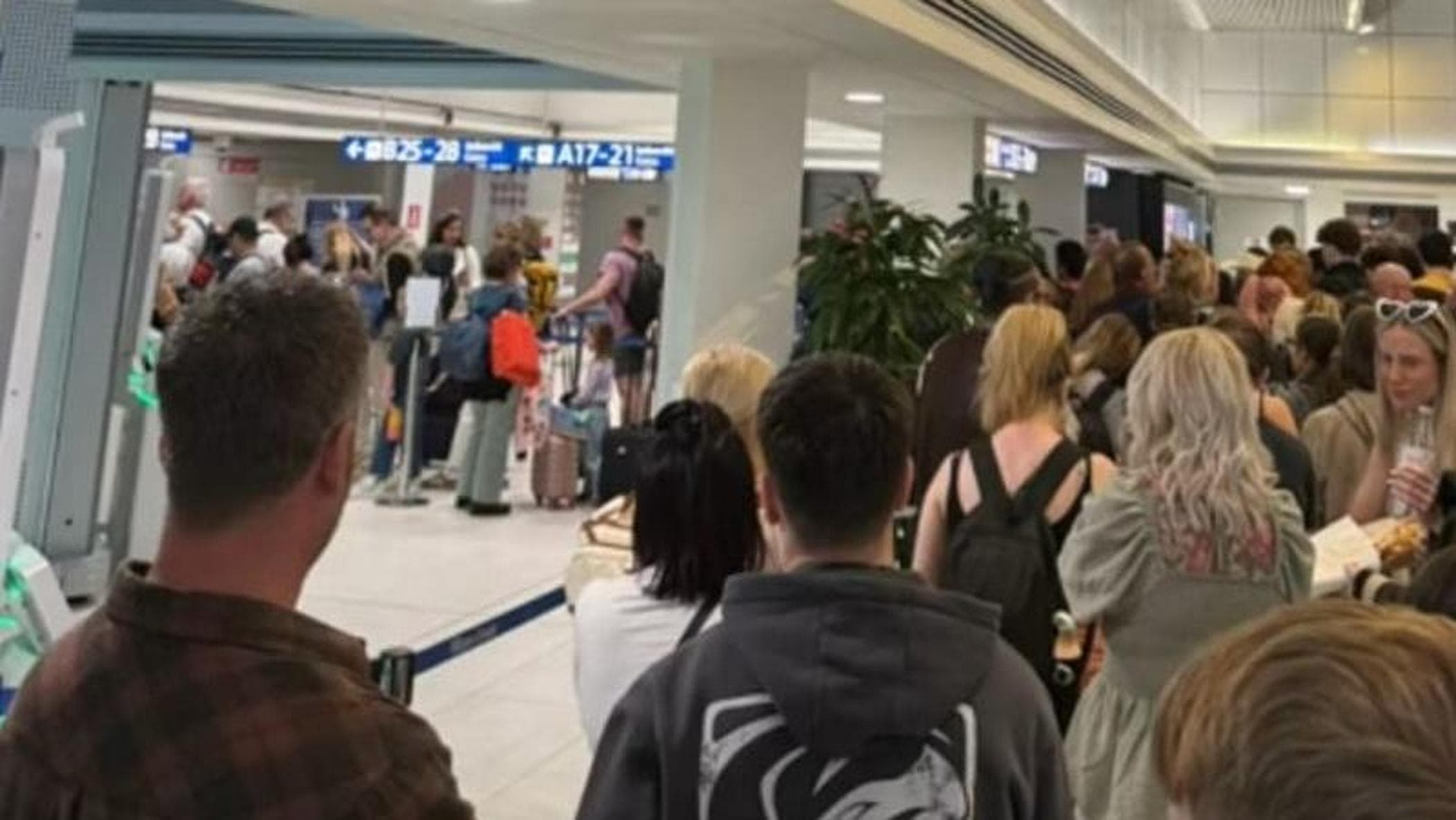 Oltre cento passeggeri del volo Linate-Manchester rimasti a terra: “Ore fermi ai controlli”
