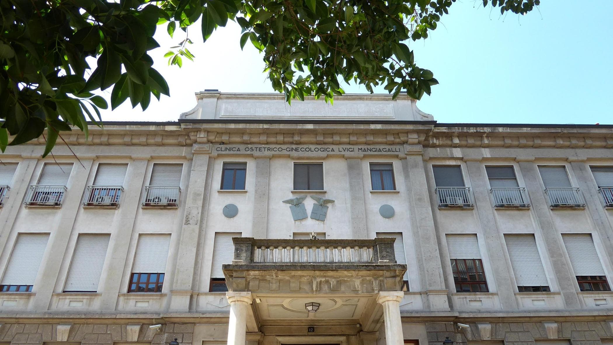 Violenta e rapina due turiste conosciute in centro a Milano: caccia all’aggressore