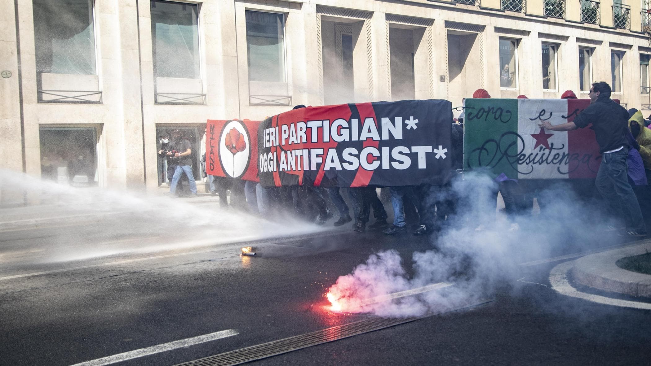 Remigration, la protesta dei giovani dei collettivi: momenti di tensione e inno alla Resistenza