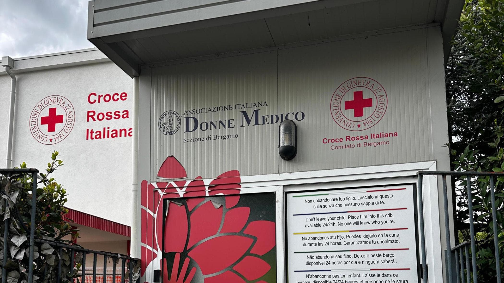 Madre lascia un bimbo nella culla per la vita di Bergamo con un biglietto: “Sei stato tanto amato”