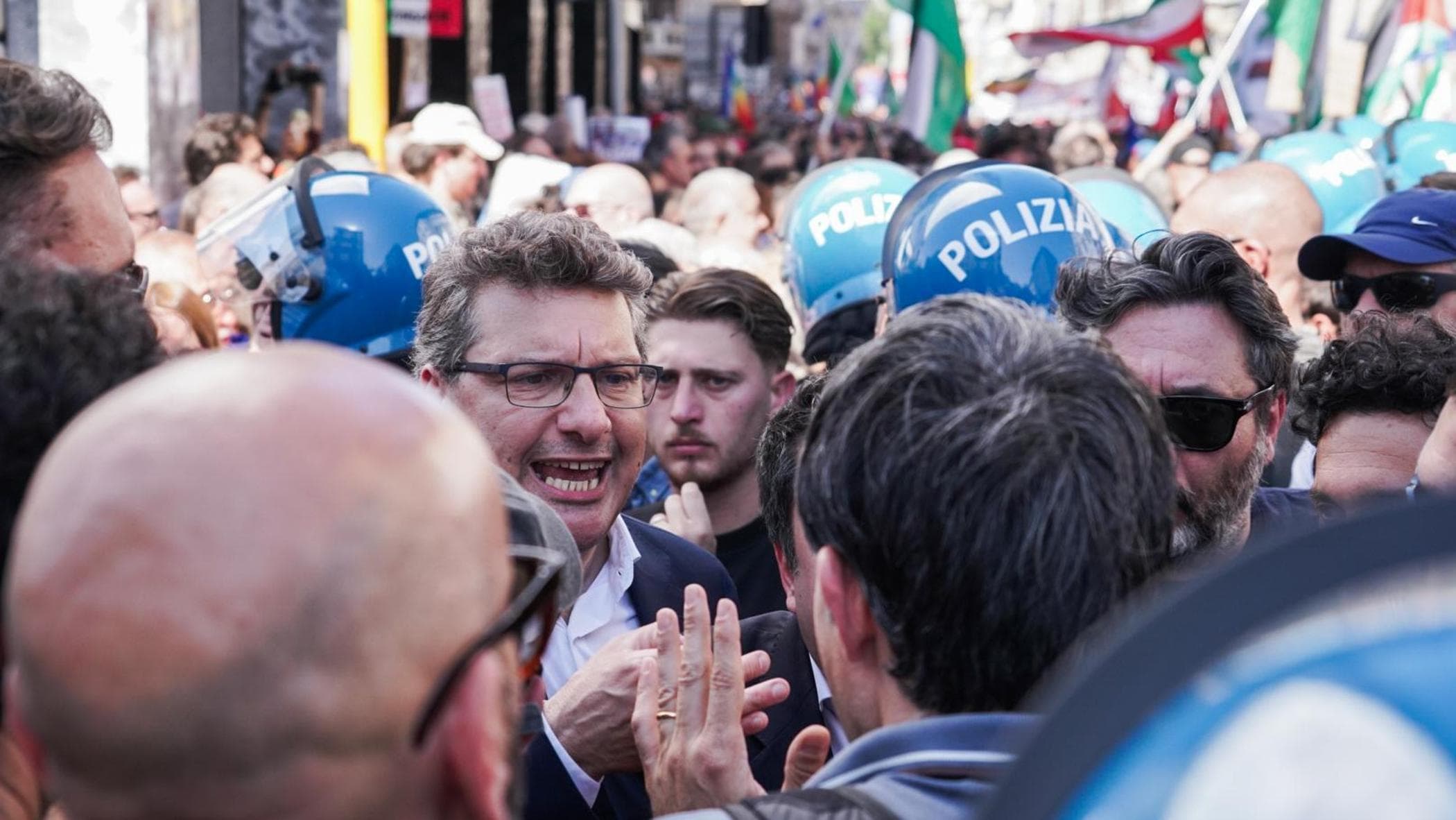 25 Aprile, a Milano insulti shock: la Brigata ebraica via dal corteo sotto scorta