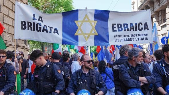 Il presidente della comunità ebraica di Milano: “L’Anpi non ci voleva”. La replica: “Diffamazione”